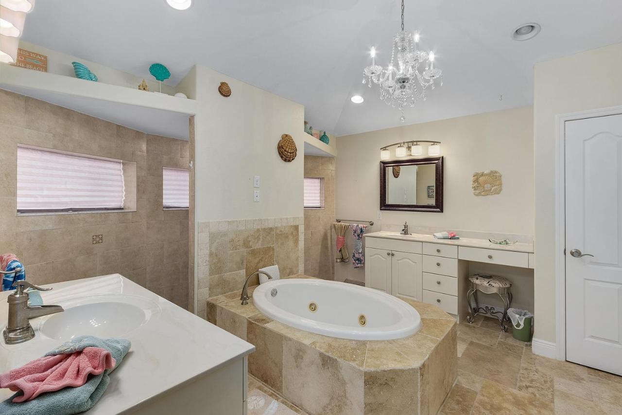 Luxury Home, Hot Tub, Heated Pool, Tiki Bar - Villa Spain Cape Coral Exterior photo