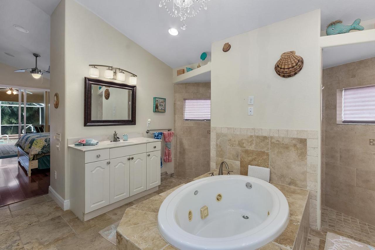 Luxury Home, Hot Tub, Heated Pool, Tiki Bar - Villa Spain Cape Coral Exterior photo